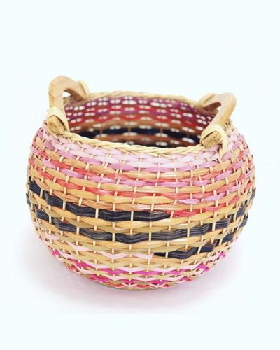 Canasta tejida multicolor